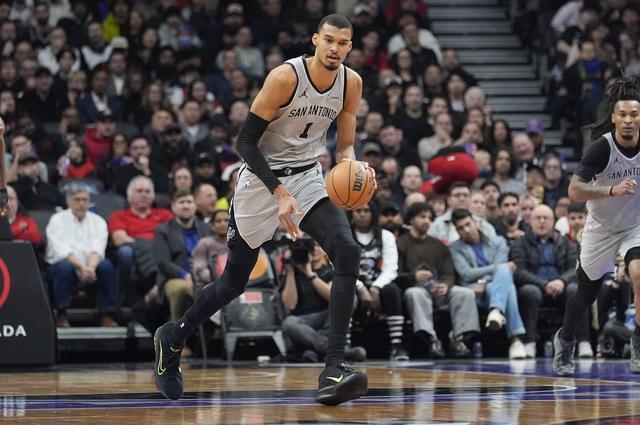 9体育-圣安东尼奥马刺外线爆发备战亚冠奥兰多魔术冲刺阶段单刀错失，现场解说直呼：赛前皇家马德里调整名单以备中超